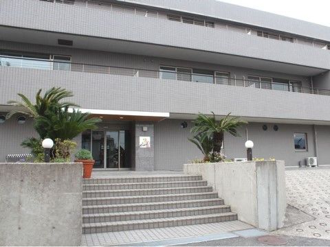 「あんじゅ三浦海岸」エントランス　コンクリート造りの外観