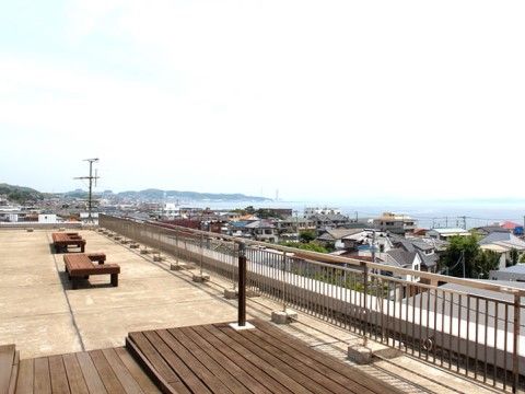 「あんじゅ三浦海岸」屋上　ウッドデッキとウッドベンチ