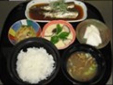 「あんじゅ三浦海岸」食事　ご飯みそ汁に魚と三皿