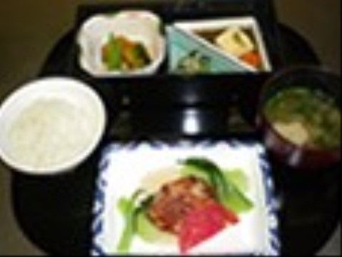 「あんじゅ三浦海岸」食事　ご飯みそ汁に主菜と小鉢