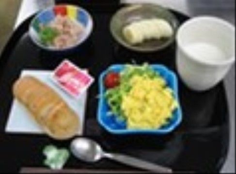 「あんじゅ三浦海岸」食事　パンとサラダメインの洋風メニュ