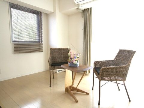 「あんじゅ三崎口」居室　椅子二脚とテーブル一つ