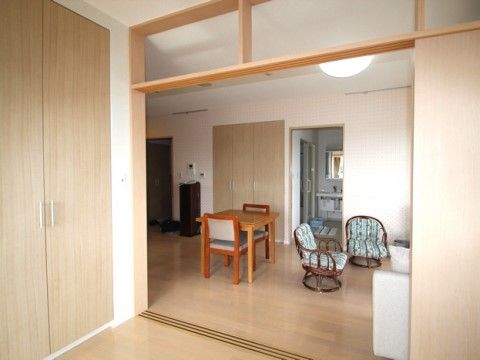「あんじゅ三崎口」居室　ダイニングテーブルに二つの椅子