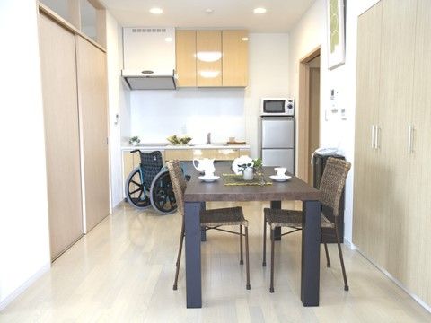 「あんじゅ三崎口」ダイニングキッチン　ダイニングテーブルと車イス
