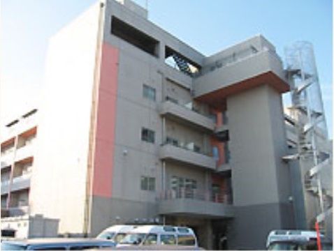 「特定施設 悠楓園」外観。当施設は、皆様のご入居を心よりお待ちしております。スタッフ一同、皆様とお会いできるのを楽しみにお待ちしています。