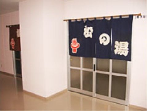 「特定施設 悠楓園」浴室への入口。まるで、銭湯の暖簾かのような、入口風景となっています。