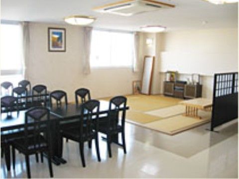 「特定施設 悠楓園」食堂。入居者様同士、仲良く会話をお楽しみください。