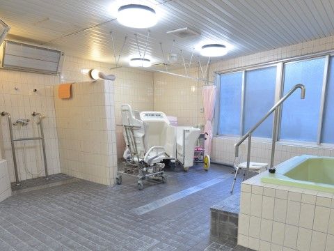 「特定施設 悠楓園」浴場。日々のお疲れをどうぞ癒してください。