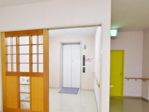 「特定施設 悠楓園」エレベーター。スペースには余裕のあるエレベーターです。