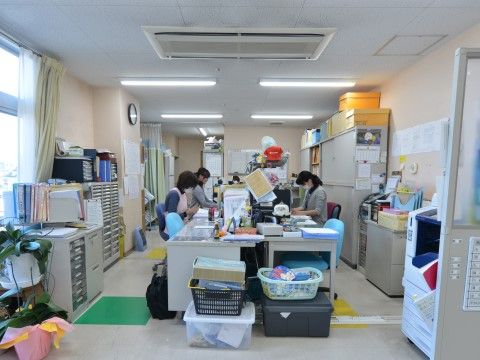「特定施設 悠楓園」事務室。より良い施設づくりに向けて、日々職員同士意見交換をしています。