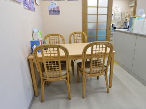 「特定施設 悠楓園」談話室。入居者様同士で会話をお楽しみください。