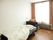 部屋には布団がセットされた状態のベッドがある。ベッドの片側には柵が取り付けられている。壁側の柵は外されていて、床に置かれている。