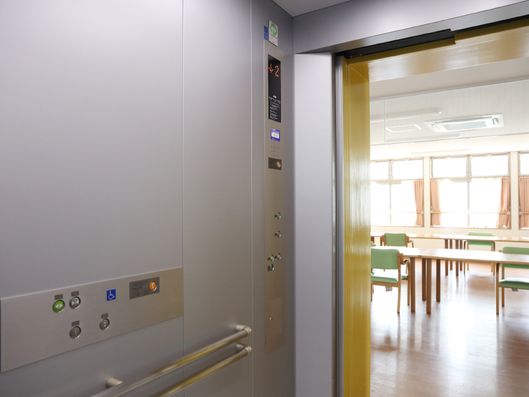 エレベーター内部