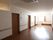広い廊下に向かい合わせに部屋があり、部屋の間には手すりも設置されている。廊下の奥には大きめの窓があり、日差しが入ってくる。