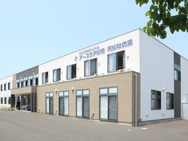 広い敷地に2階建ての建物がある。2階部分には大きな文字で施設名が書かれており、非常に認識しやすい。色合いが落ち着いた雰囲気である。