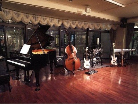 フラワーガーデンのリクレーション。心地よいバンド演奏を提供している。提供している。