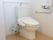 一般家庭にあるのと変わらないトイレが設置されている。中には緊急用のブザーもあり安心感を作っている。