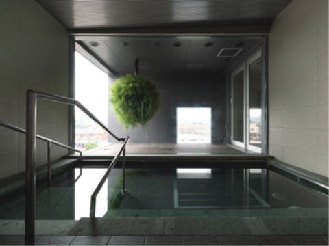 「インテフィール」大浴場　手すり付きの浴槽