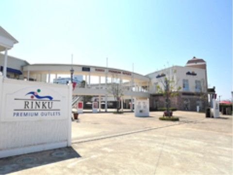 白い外観の建物がある。ここはアウトレット商品を取り扱っているお店が数多く入ったショッピングモールである。