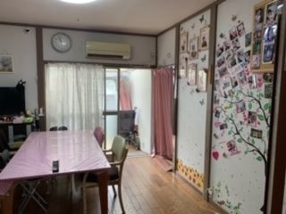 物干し竿やプランター、エアコンの室外機が雑多に置かれた裏庭