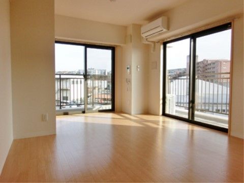 「たんぽぽ四季の森」フローリングと大きな窓二つ