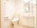 温水洗浄便座付きの洋式トイレの隣には、大きな鏡が付いた洗面台が設置されている。洗面台の下は収納になっている。