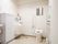 ゆったりした空間に洋式トイレが設置されている。周囲には手すりが付いている。隣にはオスメイト専用の設備が取り付けられている。