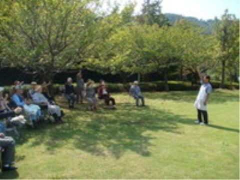 「フレンズ熱海」野外　芝生と入居者様