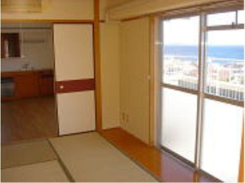 「フレンズ熱海」居室　畳と大きな窓