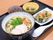 食事の一例。うどんの他にかき揚げや黒豆、お浸しが並べられており、バランスの良いメニューとなっている。