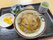 料理の載せられた黒いトレーには、ふちが付いているので、料理の皿が滑り落ちる心配などがなく、安心して使える。