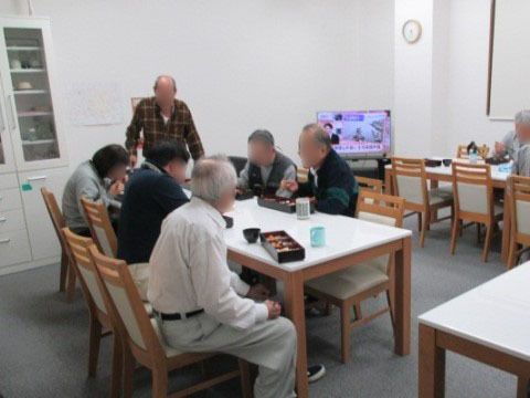 オアシスらんど国立谷保のリビング。入居者様方が集っている。