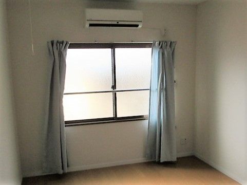 オアシスらんど国立谷保の居室。1人用の洋室。家庭の洋室のような内装。