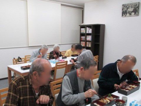 オアシスらんど国立谷保の食堂。入居者様方がリビングで食事をしている。