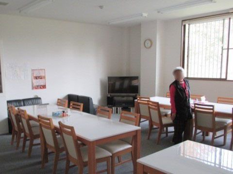 オアシスらんど国立谷保の共同スペース。広い部屋に長いダイニングテーブルがたくさん並んでいる。