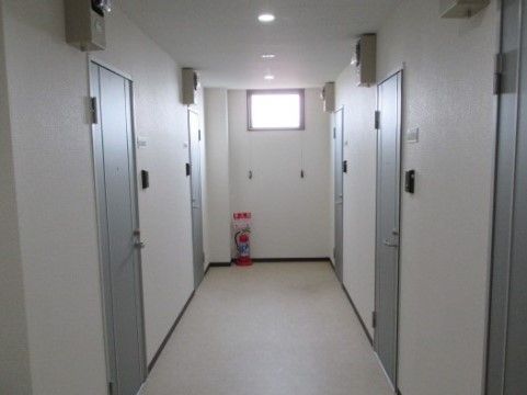 オアシスらんど国立谷保の廊下。白色ベースの病院のような廊下。