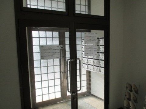 オアシスらんど国立谷保のエントランス。マンション風なデザインのエントランスで、ガラスブロックがお洒落である。