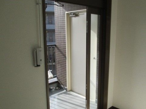 オアシスらんど国立谷保の非常用出口。災害や火災が起きた際に、逃げられる通路が用意されている。