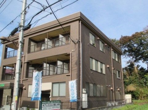 オアシスらんど国立谷保の外観。閑静な住宅地に建つ、3階建ての高齢者向け住宅。