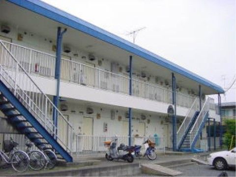 「オアシスらんど八王子横川」の外観。アポートチックなデザインの、2階建て高齢者向け住宅。