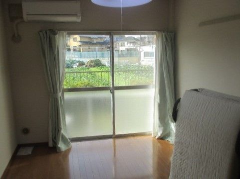 「オアシスらんど八王子横川」の居室。インテリアの家具を自由に配置することができ、自分らしい空間に変えられる