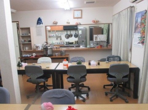 「オアシスらんど八王子横川」の食堂。アットホームな空間で、自宅のリビングと変わらない。