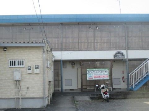 「オアシスらんど八王子横川」の外観。車を止められるよう、駐車スペースを設けている。