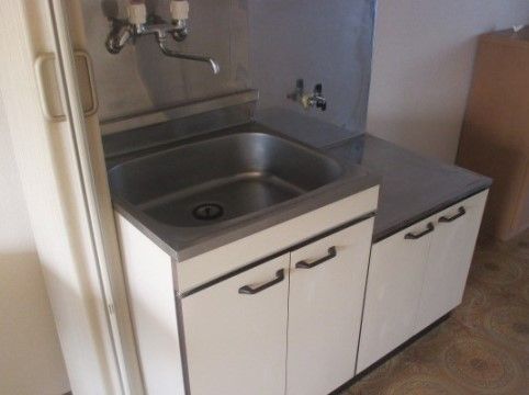 「オアシスらんど八王子横川」の居室・キッチン。火災を使わない電気式のコンロを使用している。