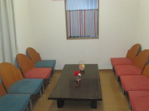 「オアシスらんど八王子横川」の談話スペース。赤い色の大きいソファーに腰掛けながら、お喋りの場として活用されている。