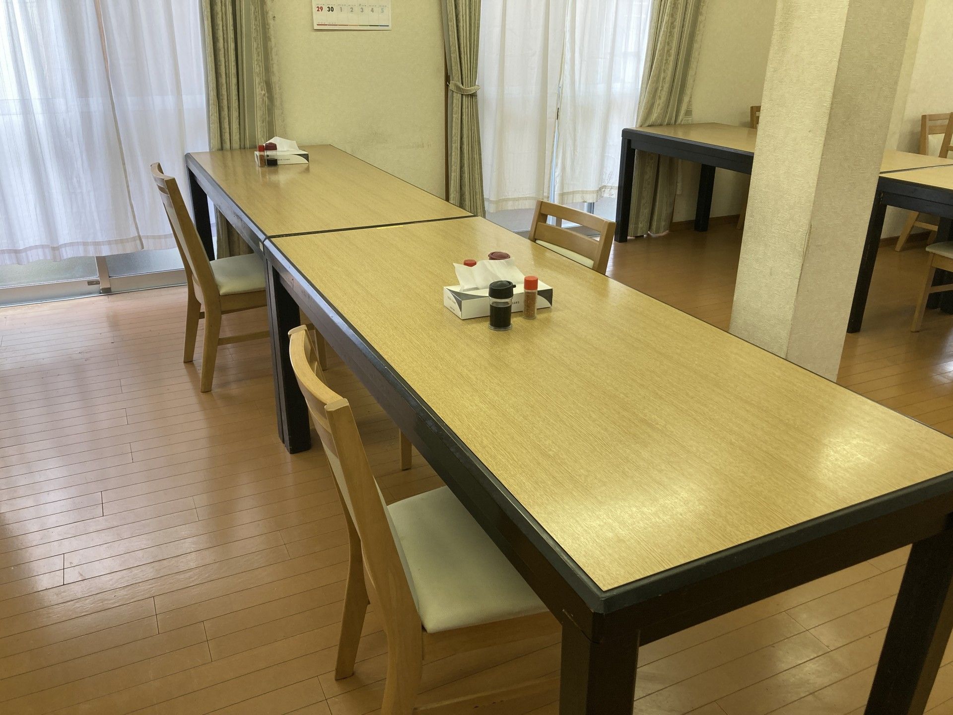 落ち着いた雰囲気の食事スペース