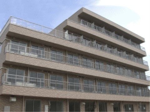 落ち着いた外観の建物