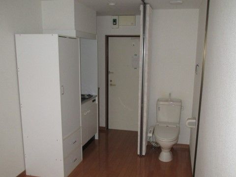 「オアシスらんど柿生」の居室・トイレ・クローゼット。旅行鞄やコート類を綺麗にシワ無く収容ができる。