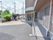 建物を道路から見た時、左側に駐輪場が収まるレイアウトになっている。正面ゲートには南国風の植物が植え込みに植えられている。