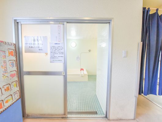 脱衣洗面所から見た浴室